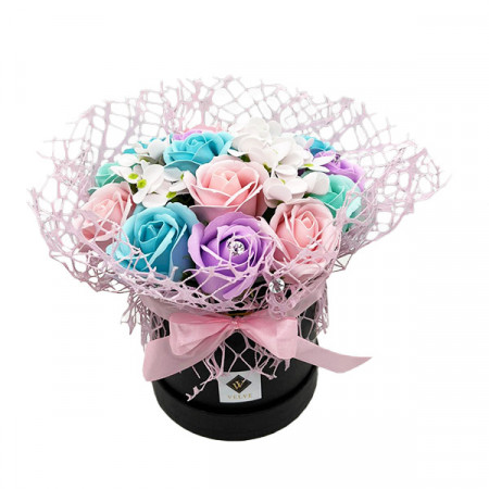 Aranjament floral Ametist cu flori de sapun, in cutie rotunda neagra, accesorizata cu funda si plasa sizal