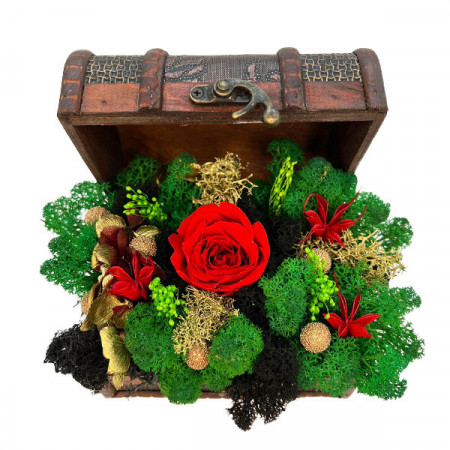 Aranjament floral cu trandafir criogenat, licheni conservati, nigella, in cutiuta tip cufar din lemn, maro-rosu-verde