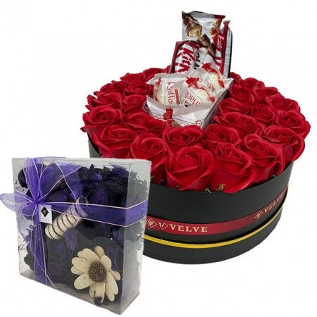 Aranjament floral in cutie rotunda, cu 27 trandafiri din sapun, Praline Raffaello, Kinder Bueno, baton KitKat si Flori uscate parfumate