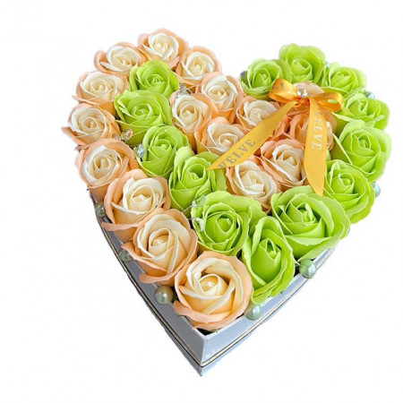 Aranjament floral Isaria cu 31 trandafiri de sapun in doua nuante si accesorii perlate, verde-somon