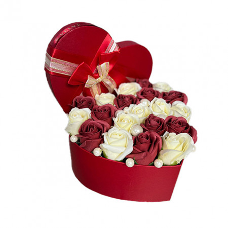 Aranjament floral Love, in cutie inima rosie, cu 21 trandafiri si accesorii decorative