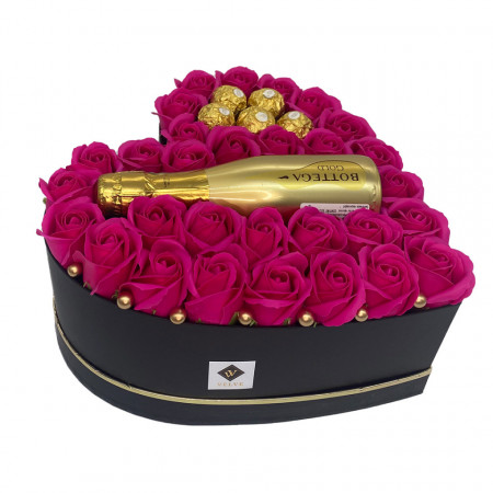 Aranjament floral Opulence, cutie inima cu trandafiri de sapun roz inchis si Prosecco Bottega Gold si praline Ferrero Rocher