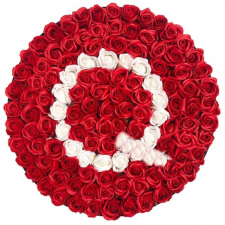 Aranjament floral personalizat cu litera cutie rotunda neagra cu 101 trandafiri de sapun, Q