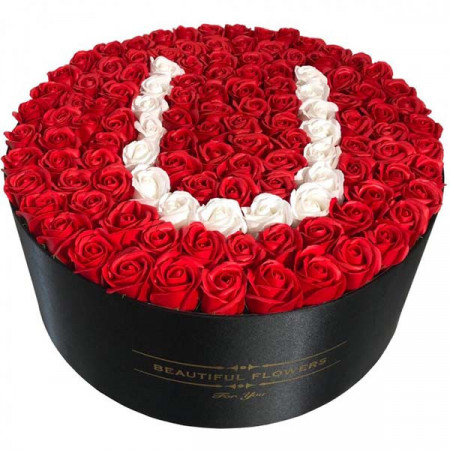 Aranjament floral personalizat cu litera, cutie rotunda neagra cu 101 trandafiri de sapun, U