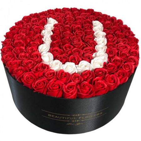 Aranjament floral personalizat cu litera, cutie rotunda neagra cu 125 trandafiri de sapun, U