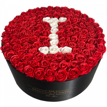 Aranjament floral personalizat cu litera, cutie rotunda neagra cu 135 trandafiri de sapun, I