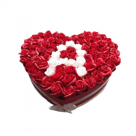 Aranjament floral personalizat inima cu 65 trandafiri de sapun