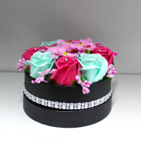 Aranjament floral Sisens, in cutie neagra cu strasuri, trandafiri si hortensii din sapun, Roz-Vernil