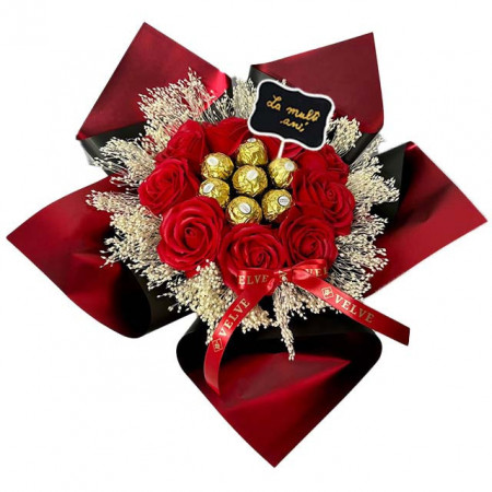 Buchet cadou Delice, cu pancarta si text "La Multi Ani!", 7 praline Ferrero, 9 trandafiri de sapun și broom natural criogenat