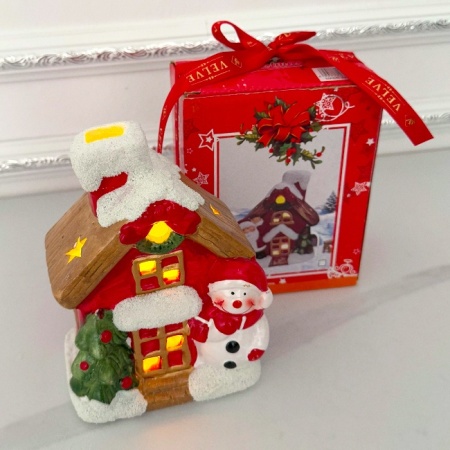Casa de poveste a Moșului, decoratiune luminoasa de Craciun in forma de casuta acoperita de zapada, cu stelute, 15 x 12 cm, Rosu-Maro