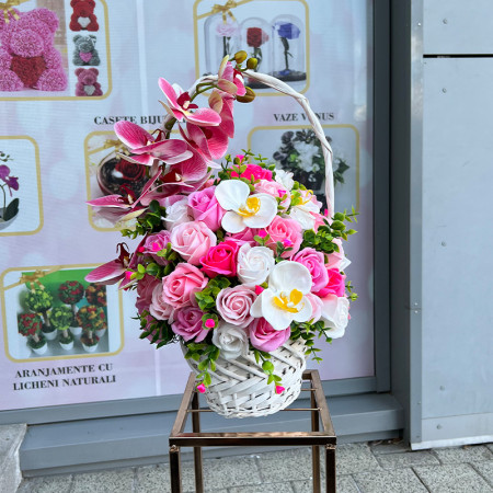 Cosulet Royal Orchid, cu orhide si trandafiri de sapun, accesorizati cu flori si plante artificiale, roz/alb/fucsia