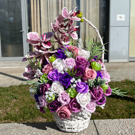Cosulet Royal Orchid, cu trandafiri de sapun, accesorizati cu flori si plante artificiale, mov/alb/lila