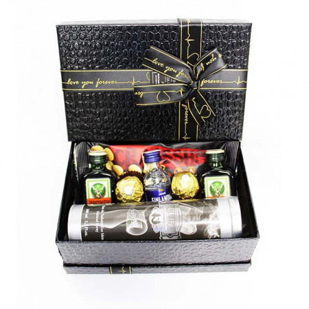 Pachet GiftDay pentru barbati, Parfum PcDesign Cuba Gray 100ml, arahide Mogyi, doua sticle de Jagermeister de 40ml, o sticla de vodka Finlandia 40ml si Praline Ferrero, in cutie neagra, 21x14x9 cm