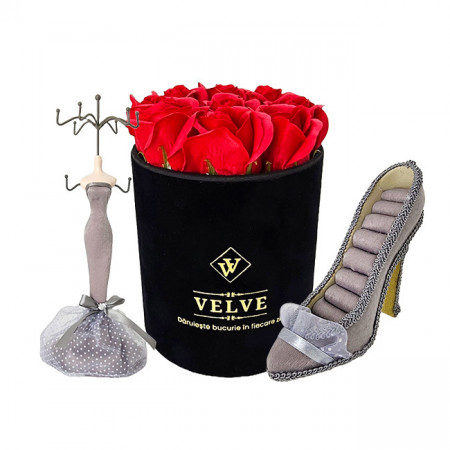 Pachet Velvet, cu 9 trandafiri de sapun, in cutie neagra de catifea, Rosu, suport bijuterii in forma de silueta si pantof