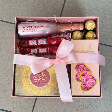 Set cadou Nicces pentru femei cu spumant Bottega, Parfum Al Dur Al Maknoon, trandafiri de sapun si praline cu ciocolata