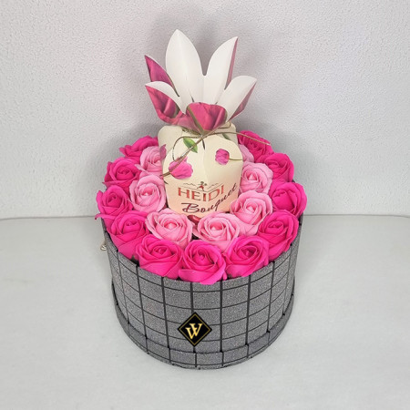 Velve Pretty Gift cutie rotunda silver cu trandafiri de sapun si praline Heidi Bouquet
