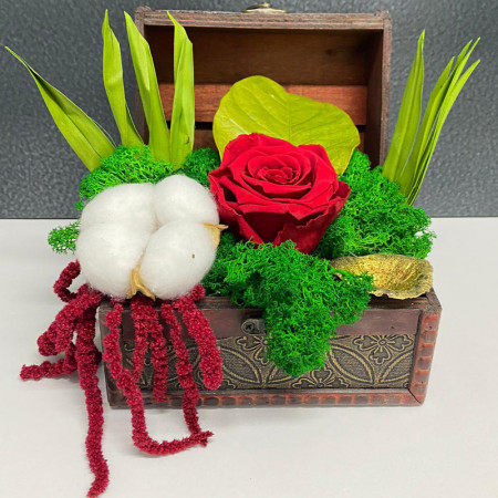 Aranjament floral cu trandafir criogenat rosu pe pat de licheni verzi in cutie tip cufar