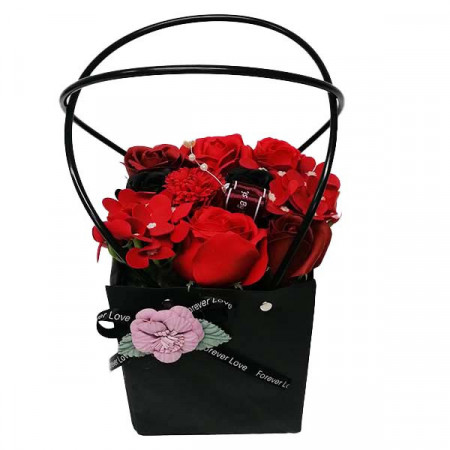 Aranjament floral cu trandafiri de sapun si margele, in cutiuta patrata, roso-bordo