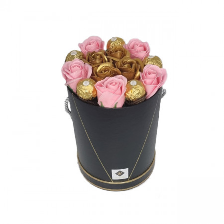 Aranjament floral Desire in cutie inalta cu 9 trandafiri roz si aurii si Praline