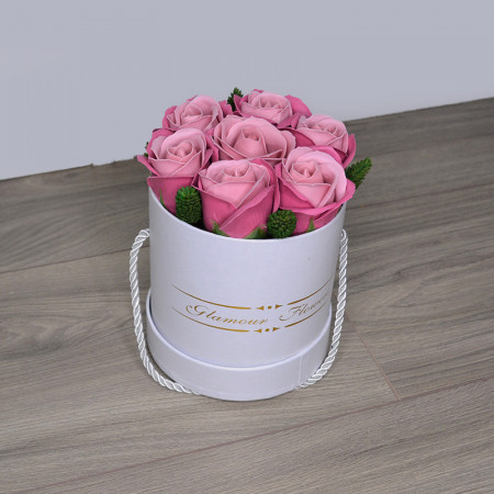 Aranjament floral Glamour Double Color cutie rotunda cu 7 trandafiri sapun in doua culori, mov- lila