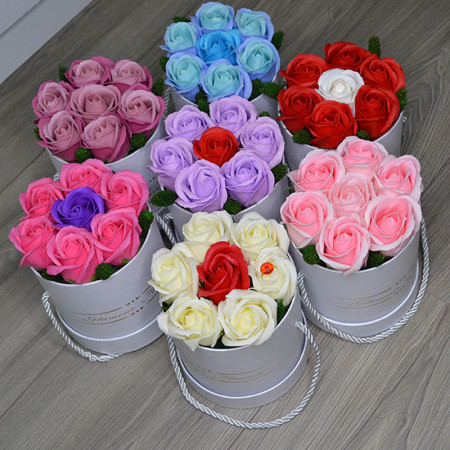 Aranjament floral Glamour Flower cutie rotunda cu 7 trandafiri sapun