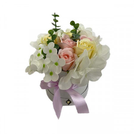 Aranjament floral in cutie alba rotunda cu trandafiri din sapun si alte accesorii, alb - roz - galben pal