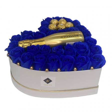 Aranjament floral Opulence, cutie inima cu trandafiri de sapun albastri si Prosecco Bottega Gold si praline Ferrero Rocher