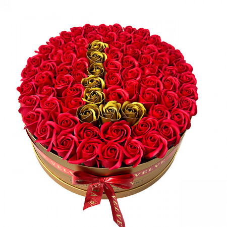 Aranjament floral personalizat cu litera L, in cutie rotunda aurie cu 55 trandafiri de sapun