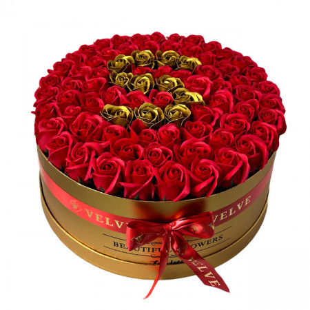 Aranjament floral personalizat cu litera S, in cutie rotunda aurie cu 55 trandafiri de sapun