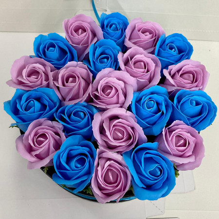 Aranjament floral Special Color in cutie rotunda cu 21 trandafiri sapun
