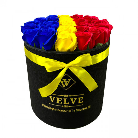 Aranjament floral Tricolor, drapelul Romaniei cu trandafiri din sapun, in cutie rotunda