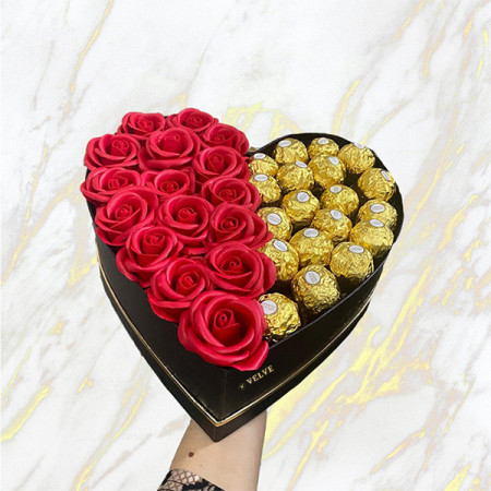 Cadou pentru femei cutie inima neagra cu trandafiri de sapun si praline Ferrero Rocher, Rosu