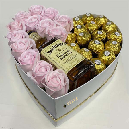 Cadou Sweet Honey cutie inima alba cu trandafiri de sapun, Jack Daniel's si praline Ferrero Rocher, Roz