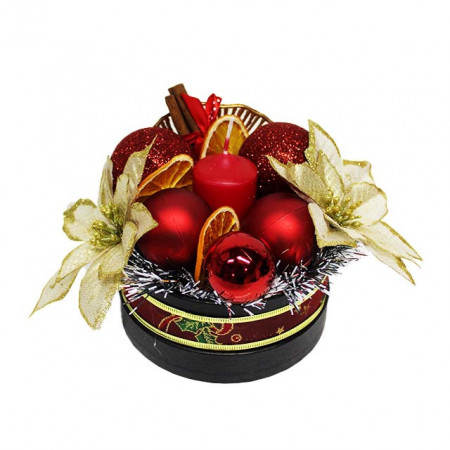 Decoratiune ChristmasDay handmade, cu globuri, lumanare, felii de portocala uscata si craciunite