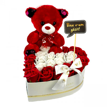 Set pentru fete Fragility, cutie inima alba cu trandafiri de sapun, ursulet de plus si mesaj cu textul "Bine v-am gasit!"