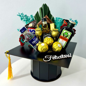 Pachet pentru barbati, in cutie neagra in forma de toca cu dulciuri, bauturi spirtoase in miniatura, Jagermeister, Jack Daniels, Finlandia Vodka, brum si frunza de palmier, 20x20x25cm
