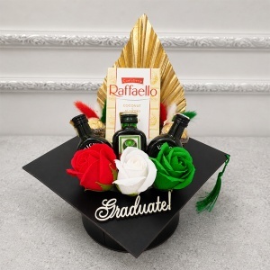 Aranjament absolvire Graduate in forma de toca, cu bauturi in miniatura Jagermeister si Unicum, praline Raffaello, Rocher si trandafiri de sapun - Img 4