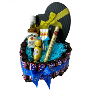 Aranjament Bonys in forma de inima cu batoane Snickers, Jim Beam 200 ml, praline Ferrero Rocher 50gr, apa de toaleta Cuba Royal 35 ml si 3 trabucuri