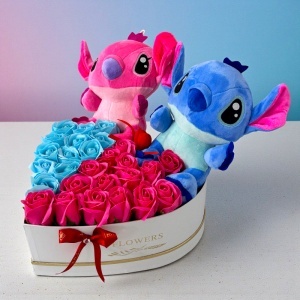 Aranjament cu flori de sapun si jucarii de plus Stitch in cutie in forma de inima - Img 3