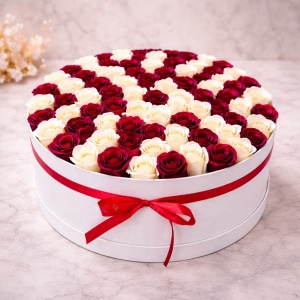 Aranjament floral 101 trandafiri de sapun, in cutie cadou cu felicitare personalizata, Bicolor, Bordo-Alb Unt