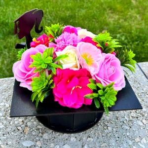 Aranjament floral pentru absolvire, in cutie in forma de toca cu flori de sapun si plante artificiale, 20x20x9 cm, Roz
