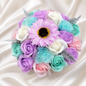 Aranjament floral absolvire 2026, in cutie de catifea cu trandafiri, garoafe si gerbera de sapun - Img 2