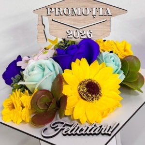 Aranjament floral absolvire 2026, in cutie tip toca cu flori de sapun, 20x20x23cm - Img 2