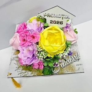 Aranjament floral absolvire 2026, in cutie tip toca cu flori de sapun, 20x20x23cm, Roz - Img 3