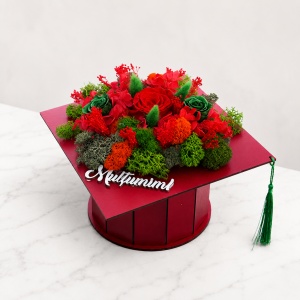 Aranjament floral absolvire 2026 in forma de toca rosie Graduate cu trandafiri criogenati, hortensii si licheni conservati - Img 2