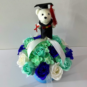 Aranjament floral pentru absolvire, in cutie rotunda cu trandafiri si hortensi, turcoaz