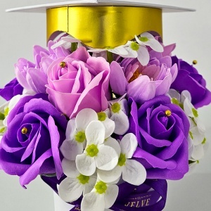 Aranjament floral absolvire Lavender Pink cu trandafiri de sapun, in cutie rotunda - Img 3