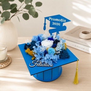 Aranjament floral absolvire Promotia 2026 in forma de toca albastra Graduate cu trandafiri criogenati, hortensii si licheni conservati - Img 2