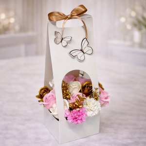 Aranjament floral Butterfly, cu trandafiri si garoafe din sapun, plante decorative, in cos deosebit cu toarte, Alb