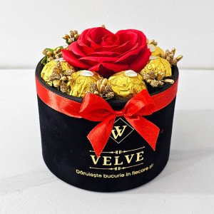 Aranjament floral Chocolate Rose cu un trandafir de sapun, stamine aurii si 8 praline Ferrero Rocher, in cutie neagra cu catifea, Rosu